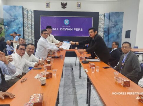 Hendry Ch Bangun Saat Memberikan Berkas Pencalonan Untuk Kongres PWI 2025