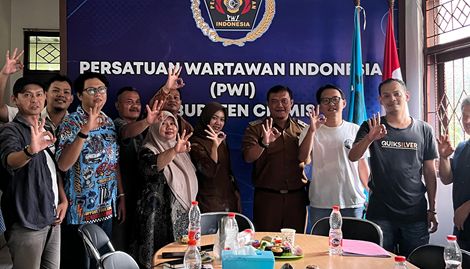 Kepala Bidang Kebersihan DPRKPLH Ciamis, Irwan Effendi berfoto bersama anggota PWI Kabupaten Ciamis dalam kegiatan Forum DIskusi Ciamis Beri Kabar(Misbar) di Kantor Sekretariat PWI Ciamis