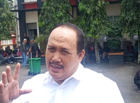 Poto: Jeje Wiradinata saat berada di depan kantor DPRD Pangandaran.