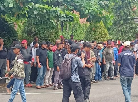 Poto: suasana 500 warga amankan kantor DPRD Pangandaran.