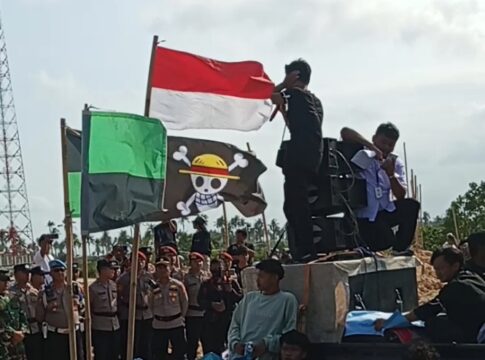 Poto: Suasana saat mengumandangkan adzan Ashar saat orasi di depan Mapolres Pangandaran.