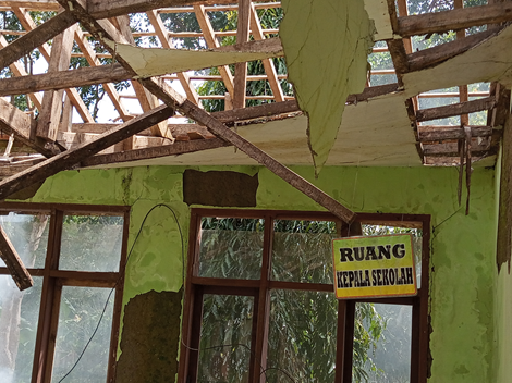 Poto: Kondisi bangunan SD Negeri 2 Panyutran Pangandaran yang ambruk.
