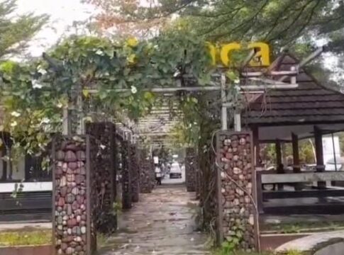 Poto: Penampakan Pojok Baca Pangandaran yang Terbengkalai Hingga Dipenuhi Sampah dan Tumbuhan Liar.