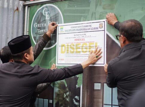 Wakil Wali Kota Bandung Erwin Saat Melakukan Penyegelan Proyek Perumahan di kawasan Griya Elok Townhouse, Jalan Jati Indah IV No.17, Kelurahan Gumuruh, Kecamatan Batununggal, Kamis (11/9/2025) -Ist-