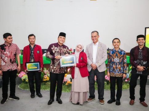 Pemerintah Kota (Pemkot) Bandung menyalurkan Bantuan Sosial Mahasiswa Rawan Melanjutkan Pendidikan (RMP) Tahun Anggaran 2025 kepada 115 mahasiswa Universitas Islam Nusantara (Uninus) Jalan Soekarno Hatta Kota Bandung Jumat (12/9/20245)-Ist-