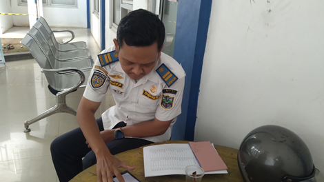 Caption: Koordinator Pengelolaan Perparkiran Dishub Kota Banjar Arief Prihardani menunjukan alat e - parkir.
