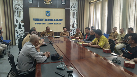 Caption: Wali Kota Banjar Sudarsono audiensi dengan warga Desa Neglasari