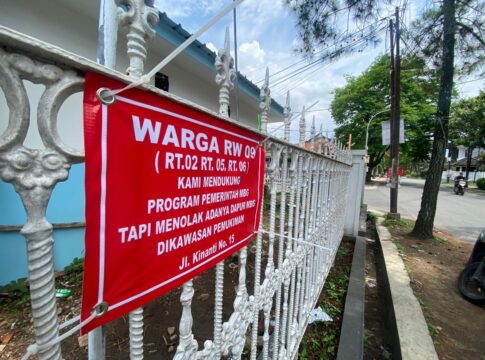 Warga RT 02, 05 dan 06 RW 09 Kelurahan Turangga, Kota Bandung, menyegel salah satu bangunan dapur yang memproduksi Makan Bergizi Gratis (MBG) diduga beroperasi tanpa izin di kawasan permukiman.