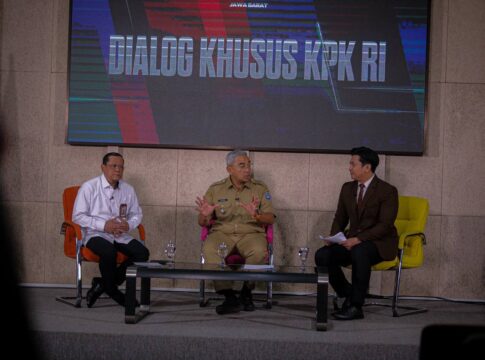 Wali Kota Bandung Muhammad Farhan bersama Deputi Pendidikan dan Peran Serta Masyarakat Komisi Pemberantasan Korupsi (KPK), Wawan Wardiana saat launching program Pengetahuan Antikorupsi Dasar dan Integritas (PADI) di Balai Kota Bandung Senin (22/9/2025)- Ist-
