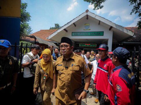 Wali Kota Bandung Muhammad Farhan saat meninjau lokasi di Kelurahan Garuda Kota Bandung Selasa (23/9/2025)
