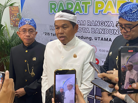 Gubernur Jawa Barat Dedi Mulyadi Bersama Wali Kota Bandung Muhammad Farhan dan Ketua DPRD Kota Bandung Asep Mulyadi di Gedung DPRD Jalan Sukabumi Kota Bandung Kamis (25/9/2025)