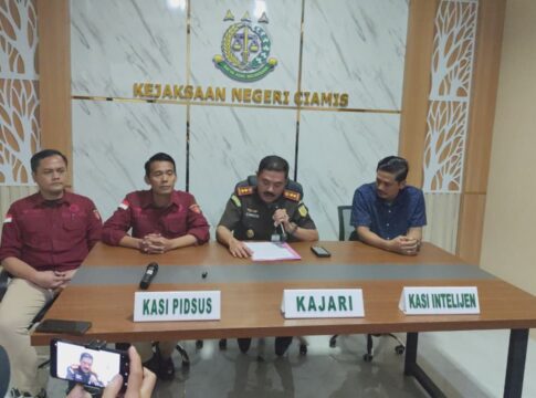 Konferensi Pers Kepala Kejaksaan Negeri Ciamis, Raden Sudaryono
