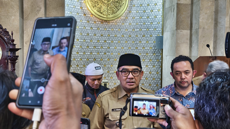 Wali Kota Bandung Muhammad Farhan Usai Melakukan Doa Bersama, Dengan Ratusan aparatur sipil negara (ASN) Pemerintah Kota Bandung dan masyarakat di Masjid Al Ukhuwah, Senin (1/9/2025)