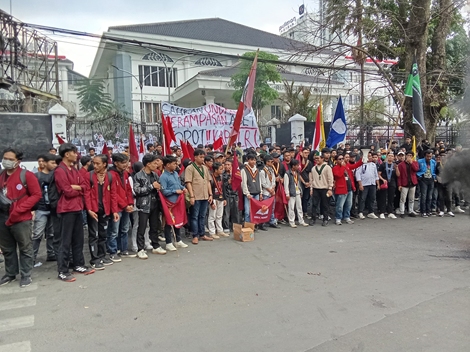 Ratusan mahasiswa yang tergabung dalam Cipayung Plus Kota Bandung, menggelar aksi unjuk rasa di depan Gedung DPRD Jawa Barat Jalan Diponegoro Kota Bandung Senin (1/9/2025).