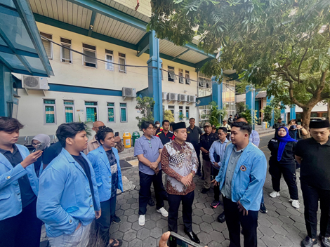 Pemerintah Kota (Pemkot) Bandung memberikan bantuan obat-obatan dan kebutuhan medis lainnya kepada Mahasiswa dan warga sekitar yang terdampak peristiwa bentrokan di sekitar Kampus Universitas Islam Bandung (Unisba) pada Senin Malam -Ist-