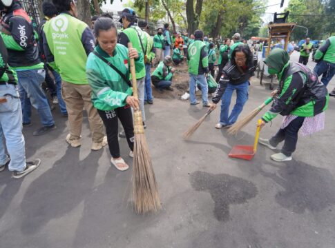 Ratusan pengemudi ojek online (Ojol) dari berbagai komunitas turun ke jalan melakukan aksi bersih-bersih di kawasan Jalan Diponegoro, Kota Bandung, tepatnya di sekitar Gedung Sate dan Gedung DPRD Jawa Barat, Rabu (3/9/2025) -Ist-