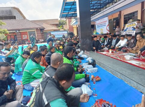 Ket foto : Aksi Damai dan Doa Bersama para forkopimda, Ulama dan komunitas Ojek online di Mapolres Tasikmalaya Kota (fokusjabar/Seda)