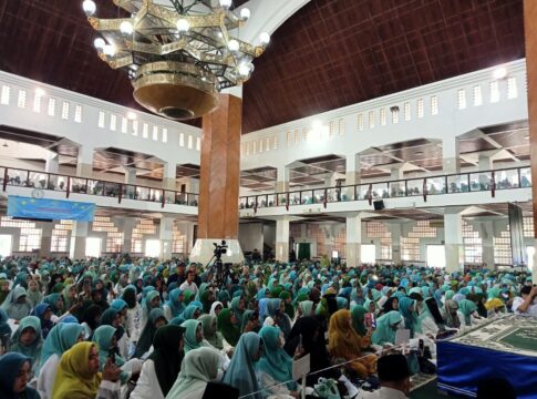 Ket foto : Peringatan Maulid Nabi Muhammad SAW di Masjid Agung Kota Tasikmalaya, di hadiri ribuan umat muslim Kota Tasikmalaya (fokusjabar/Seda)