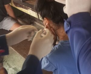 Ketpot: Petugas Damkar pos WMK Rancah saat memotong anting