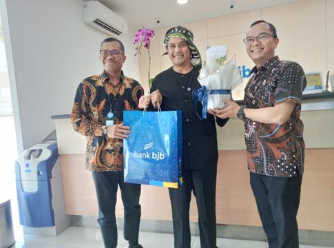 Ket foto : Wakil Wali Kota Dicky Candra, saat menerima bingkisan dan souvenir dari Pimpinan Bjb Tasikmalaya Anet Yulisthian, saat menyambut Hari Pelanggan (fokusjabar/Seda)