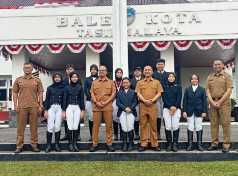 Ket foto : Wali Kota Viman Alfarizi, Sekda Asep Goparullah, Kadisporabudpar Deddy Mulyana, foto bersama para atlet Berkuda di Halaman Upacara Balekota Tasikmalaya (fokusjabar/Seda)