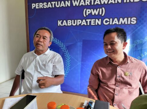 Akademisi Universitas Galuh Ciamis Hendra Ebo dan Anggota DPRD Ciamis Komisi D Fraksi Demokrat Nurmuttaqin dalam diskusi Misbar membahas Makan Bergizi Gratis