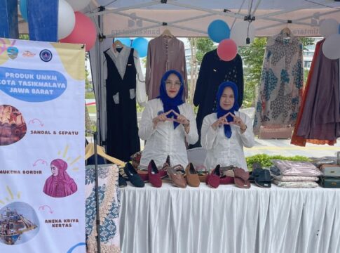 Ket foto : Pengurus BMI Tasikmalaya, sedang mempromosikan Produk-produk unggulan UMKM asal Kota Tasikmalaya di ajang Nusantara Internasional CFF IKN Kalimantan (ist BMI Tasikmalaya)