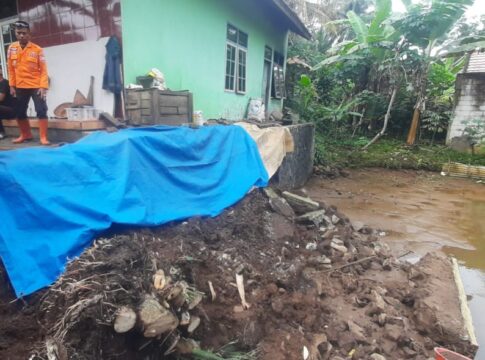 Ketpot; Rumah milik warga Desa Sindangsari Kecamatan Kawali Ciamis yang terancam terdampak bencana Longsor.