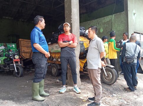 Ket foto : Wali Kota Viman Alfarizi bersama Plt. Kadis LH Hanafi dan Kabid Persampahan saat berada di TPS 3R Dadaha Tasikmalaya (fokusjabar/Seda)