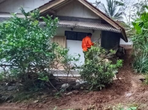 Ketpot: Personel BPBD saat berada di lokasi pergeseran tanah di wilayah Desa Kaso Kecamatan Tambaksari Ciamis