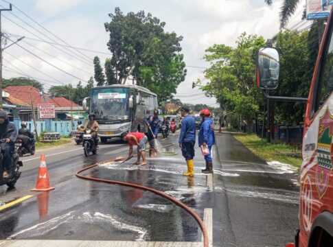Ketpot: Personel Damkar dan BPBD Ciamis saat membersihkan tumpah minyak goreng di jalan raya Ciamis -Tasikmalaya