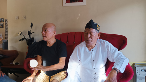 Caption: Korban Agus Nugraha (baju hitam)