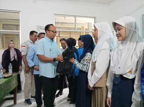 Ket foto : Wali Kota Viman Alfarizi, menyerahkan bantuan peralatan sekolah anak-anak tahfidz di SMPN 9 Kota Tasikmalaya (fokusjabar/Seda)