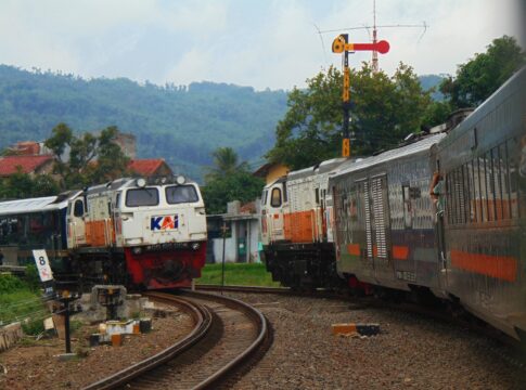Ket foto : KAI terus mengoptimalkan pelayanan dalam perjalanan dengan mencapai ketepatan waktu keberangkatan hampir 100 persen (ist Daop 2 Bandung)