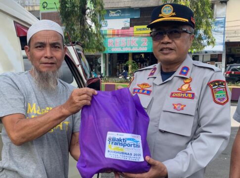 Ketpot: Kadishub Kabupaten Ciamis Uga Yugaswara saat memberikan sembako kepada supir di Terminal Galuh Ciamis