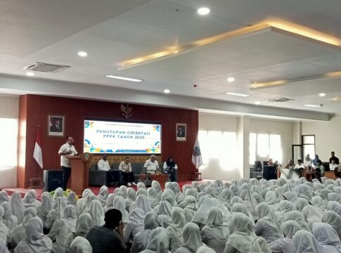 Ket foto : Wali Kota Viman Alfarizi, Berbicara di hadapan ratusan tenaga PPPK, saat penutupan Orientasi di Aula Bappelitbangda Kota Tasikmalaya (fokusjabar/Seda)