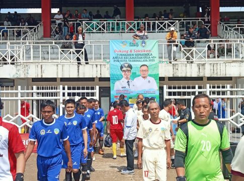 Ket foto : Kejuaraan Sepak Bola Antar Kecamatan se-Kota Tasikmalaya U-40 Piala Wali Kota Tasikmalaya di gelar di Stadion Wiradadaha Tasikmalaya (fokusjabar/Seda)