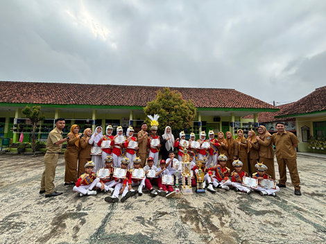 Ket foto : Tim LKBB SDN Panglayungan Kota Tasikmalaya, foto bersama para guru, pembina dan pelatih di halaman sekolah (fokusjabar/Seda)