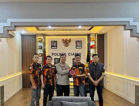 Ketua SAPMA PP Ciamis, Rizal Purwonugroho, Sementara itu Sekretaris SAPMA PP Ciamis, Muhammad Alifio Asmara Putra berserta penhurus memberikan penghargaan kepada Kapolres Ciamis AKBP Hidayatullah