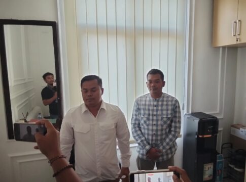 Caption: Kasat Intel Polres Banjar Iptu Yayan Sopiana didampingi anggota saat diwawancara oleh awak media
