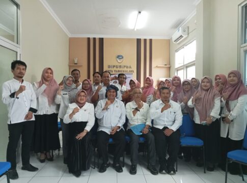 Ket foto : Wakil Wali Kota Dicky Candra Negara, foto bersama para pegawai Dipusipda Kota Tasikmalaya, usai Sosialisasi SPI KPK tahun 2025 (fokusjabar/Seda)