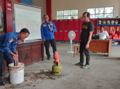 Caption: Petugas damkar Kota Banjar sedang memberikan edukasi cara memadamkan api