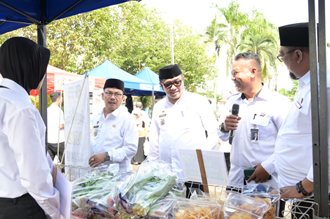 Caption: Wali Kota Banjar Sudarsono meminjau stan pasar murah di Kecamatan Pataruman