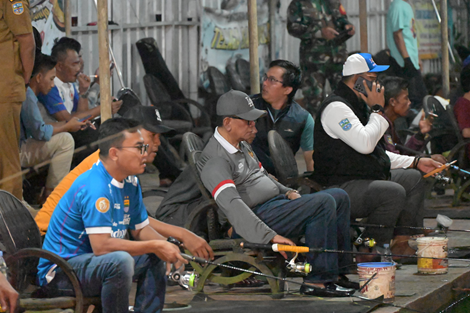 Caption: Wali Kota Banjar Sudarsono sedang memancing didampingi Kapolres Banjar dan Sekda Kota Banjar