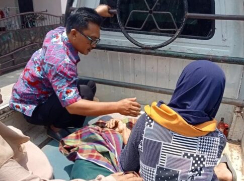 Caption: Warga yang mengalami kejang dibawa ke RSUD Kota Banjar menggunakan mobil pick up
