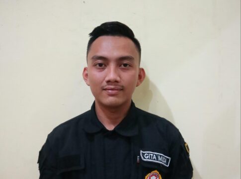 Caption: Ketua Karang Taruna Desa Neglasari Erwin Saleh