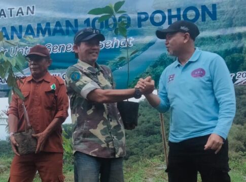 Ketpot: Dirut Perumdam Tirta Galuh Amsi ( kanan) saat memberikan bibit pohon