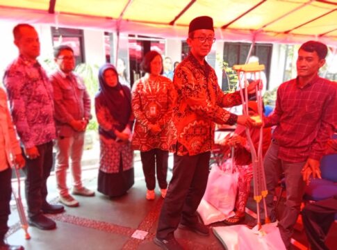 Ketpot: Momen penyerahan bantuan kepada disabilitas