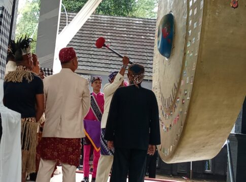 Ketpot: Bupati Ciamis Herdiat Sunarya saat memukul Goong perdamaian