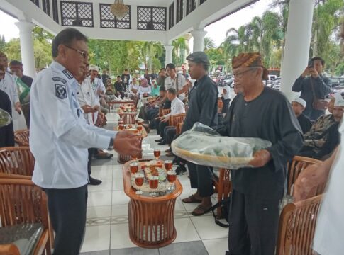 Ketpot: Bupati Ciamis Herdiat Sunarya saat menerima warga Desa Wanasigra